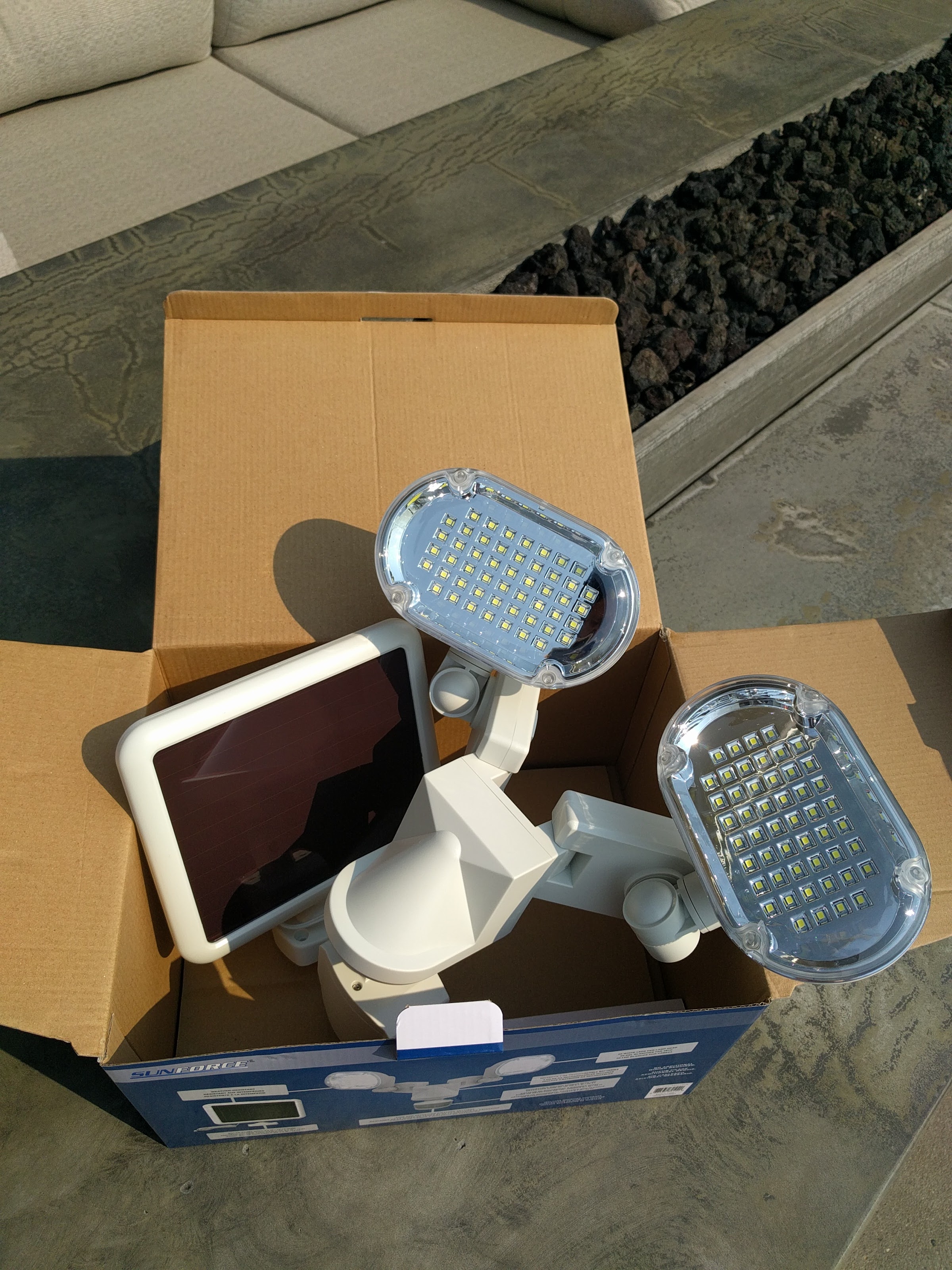 Sunforce 100 LED Solar Motion Light with Corner Mounting Feature Review